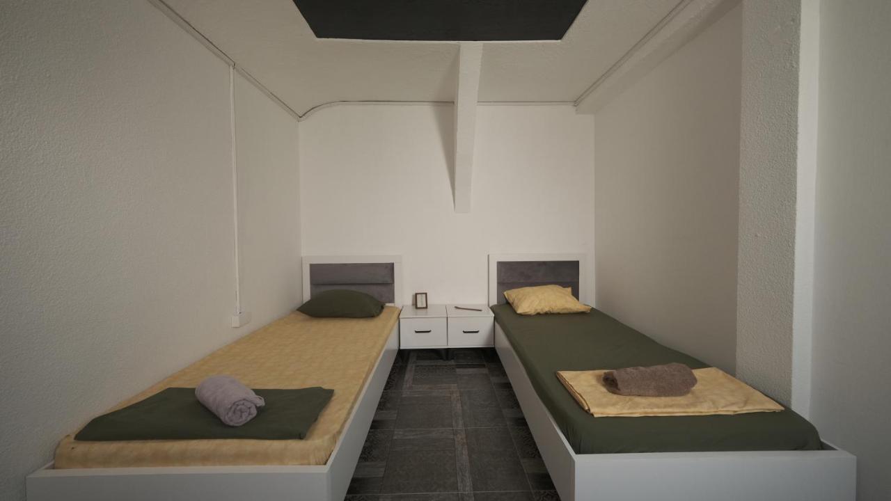 Hostel Dera Pristina Extérieur photo