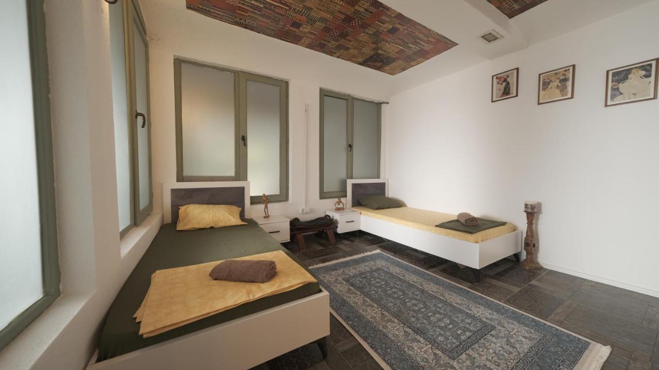 Hostel Dera Pristina Extérieur photo