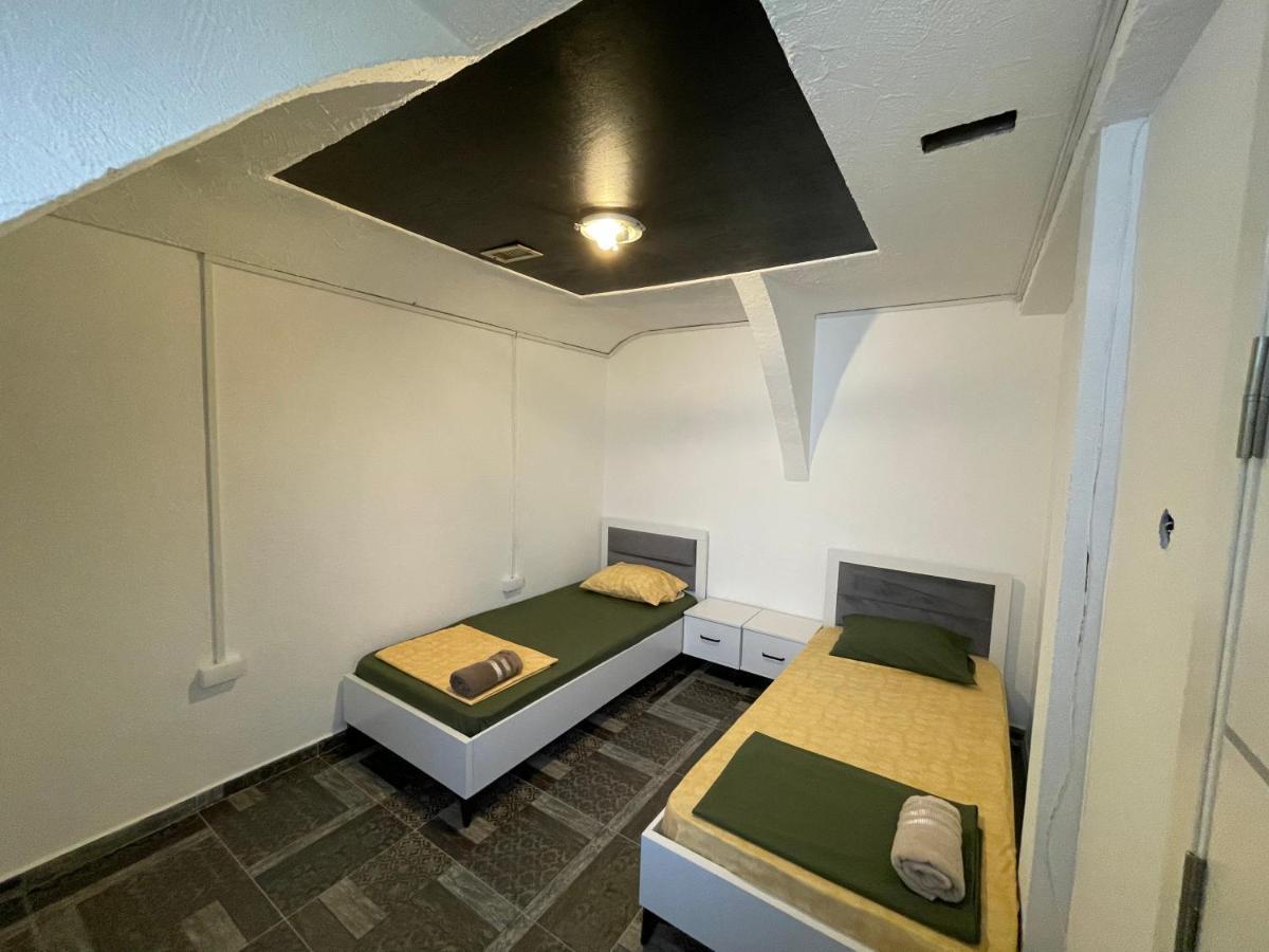 Hostel Dera Pristina Extérieur photo